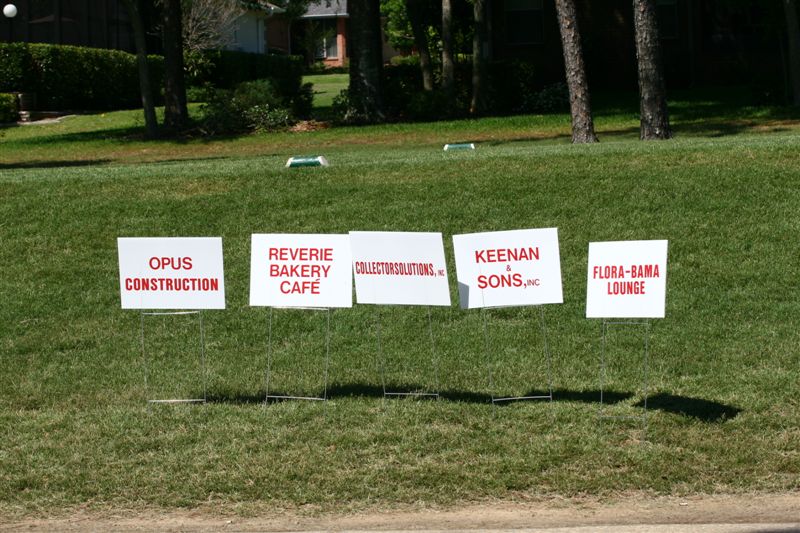 img_8702-100-red-on-white-hole-sponsor-signs.JPG